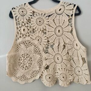 Elegant Floral Crochet Crop Top - Cream